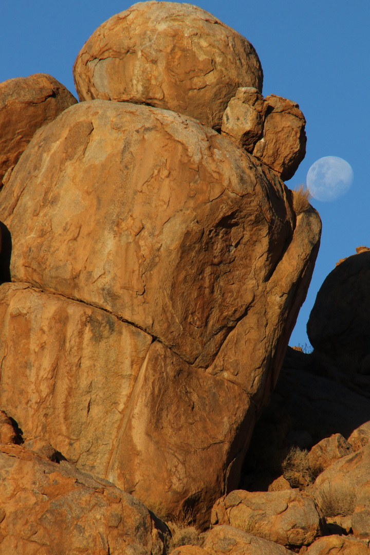 Felsformation mit Vollmond im Hintergrund