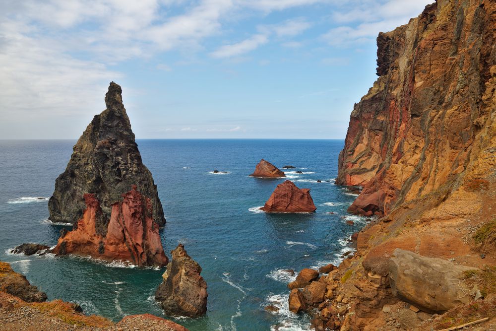 Felsformation vor den Klippen von Ponta do Rosto