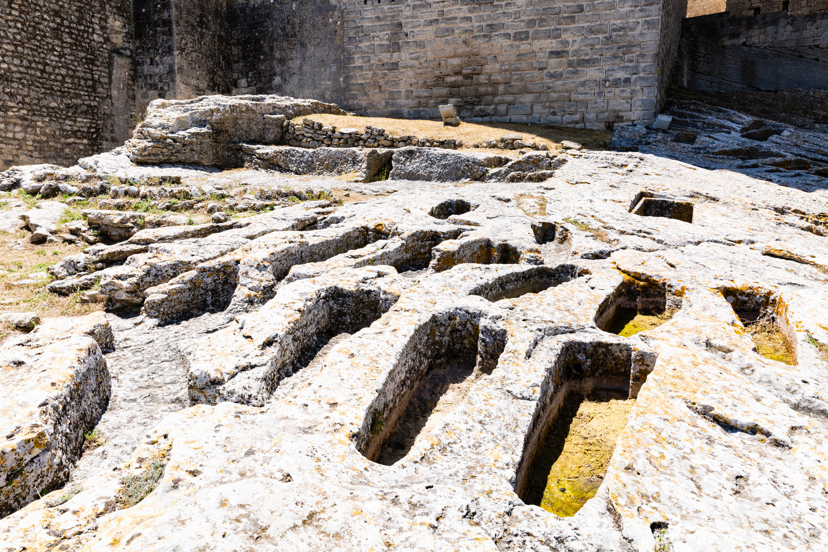 Felsgräber der Abtei Montmajour bei Arles