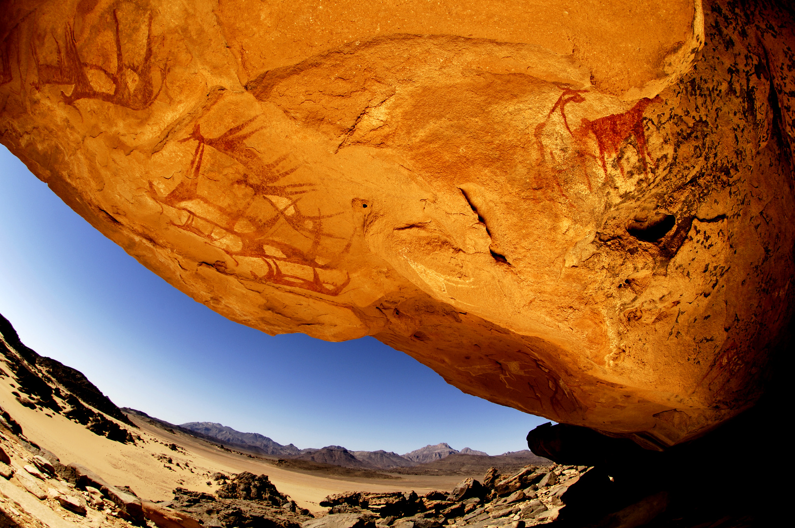 Felshöhle mit Malereien in der sudanesischen Wüste