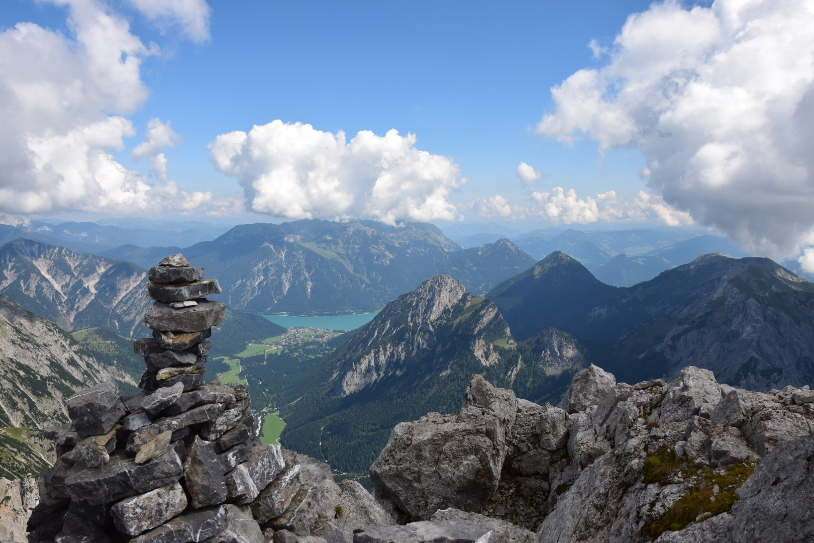 Felsige Landschaft mit Blick auf den Tegernsee