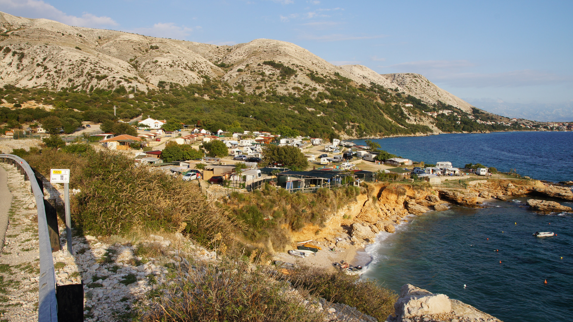 Felsküste bei Stara Baska (Blick auf den Campingplatz)