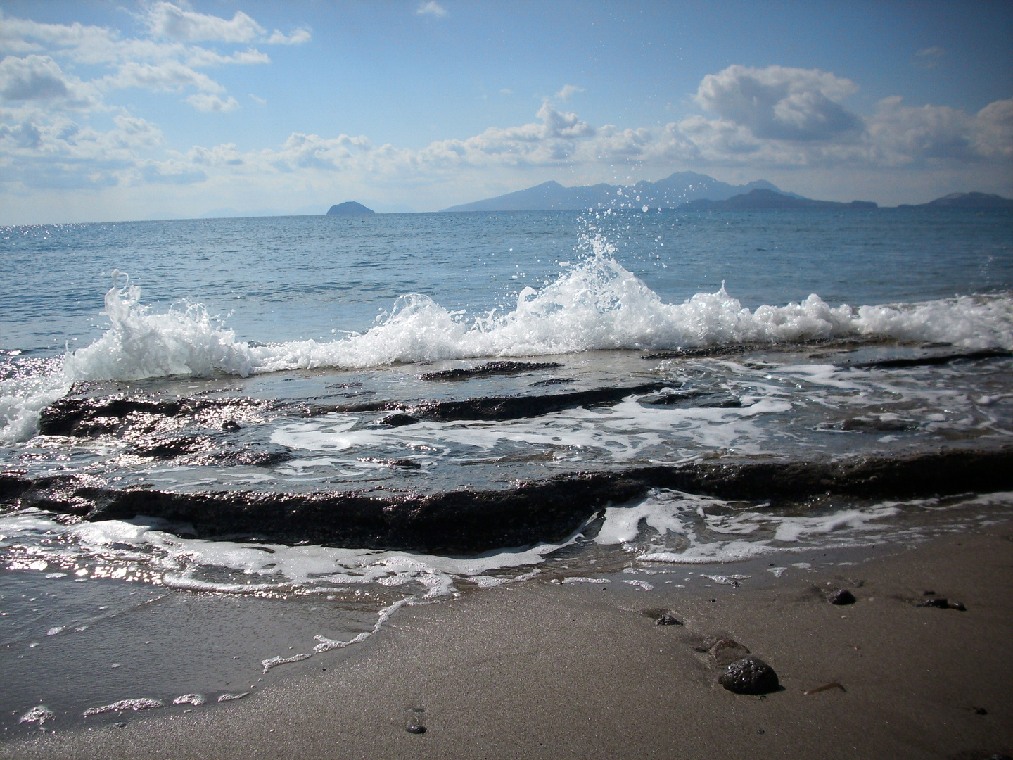 Felsplatte am Strand