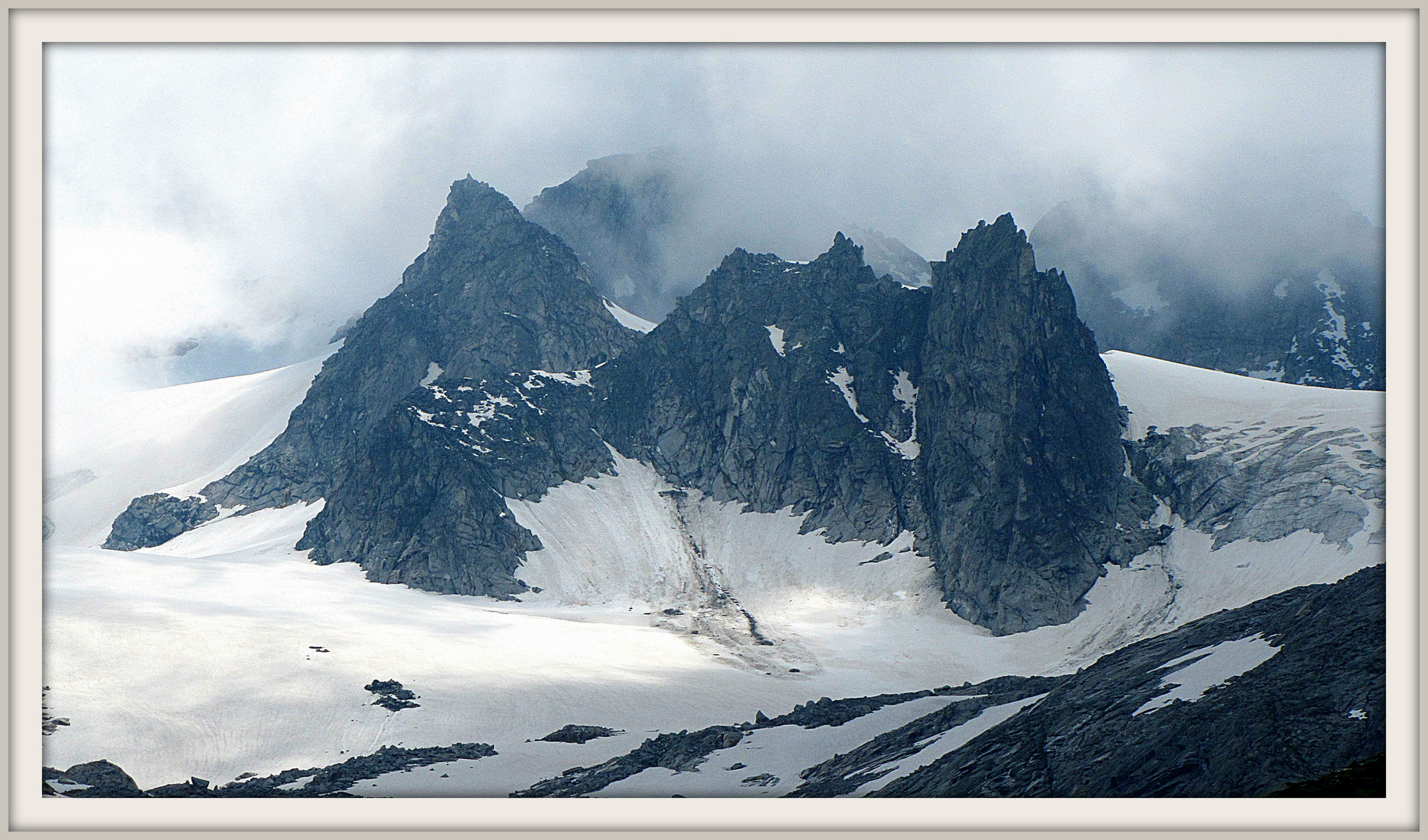 Felsspitzen und Wolken