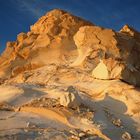 Felsturm in der Weißen Wüste im orangeroten Abendlicht
