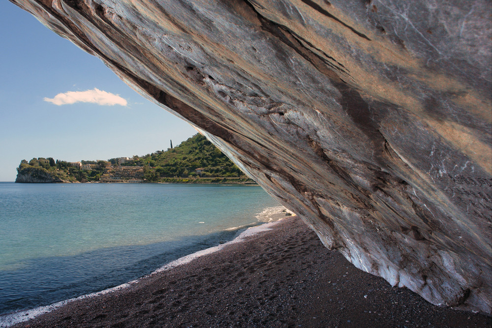 Felsüberhang am Strand in Taormina/Sizilien