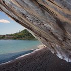 Felsüberhang am Strand in Taormina/Sizilien