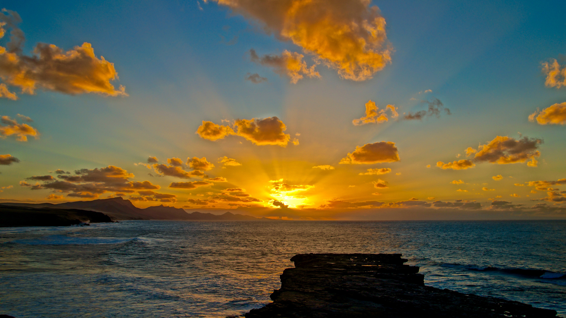 Felsvorsprung mit Sonnenuntergangsfeeling