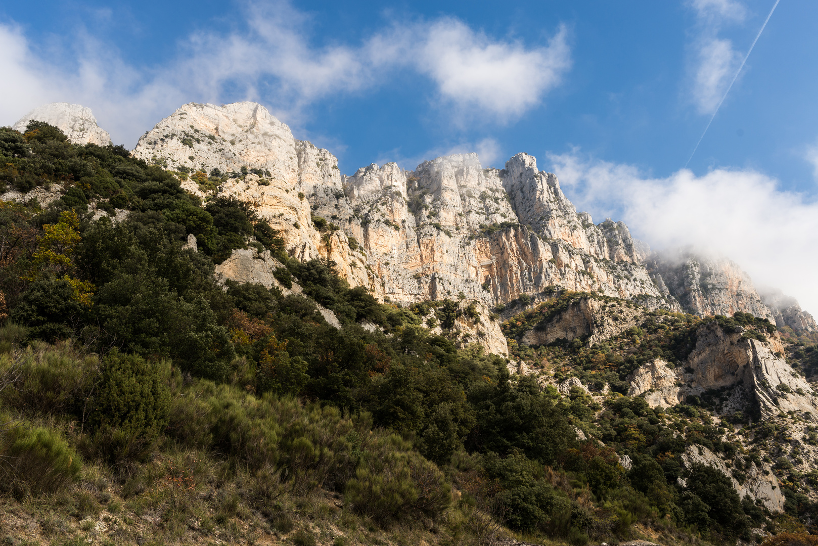 Felswände an der Route de Crete