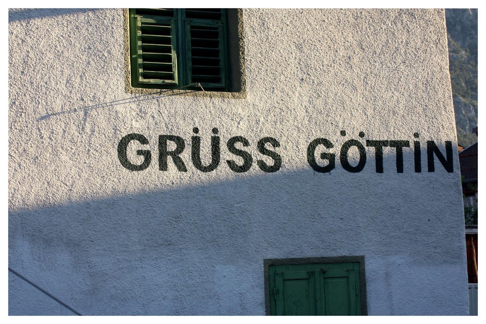 Feministische Hauswand im morgendlichen Halbschatten