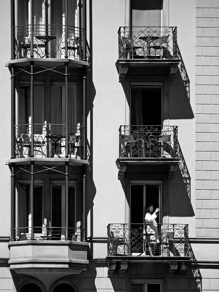femme au balcon