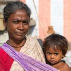 Femme avec enfant devant le Temple Stalasayana Perumal à Mamallapuram