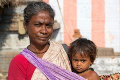 Femme avec enfant devant le Temple Stalasayana Perumal à Mamallapuram