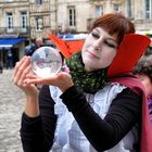 femme avec la boule de cristal