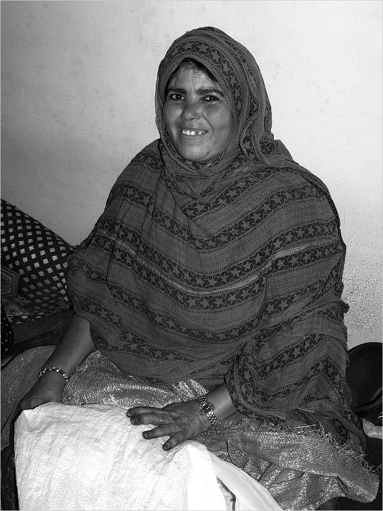 Femme berbère travaillant à l’élaboration de l’huile d’argan