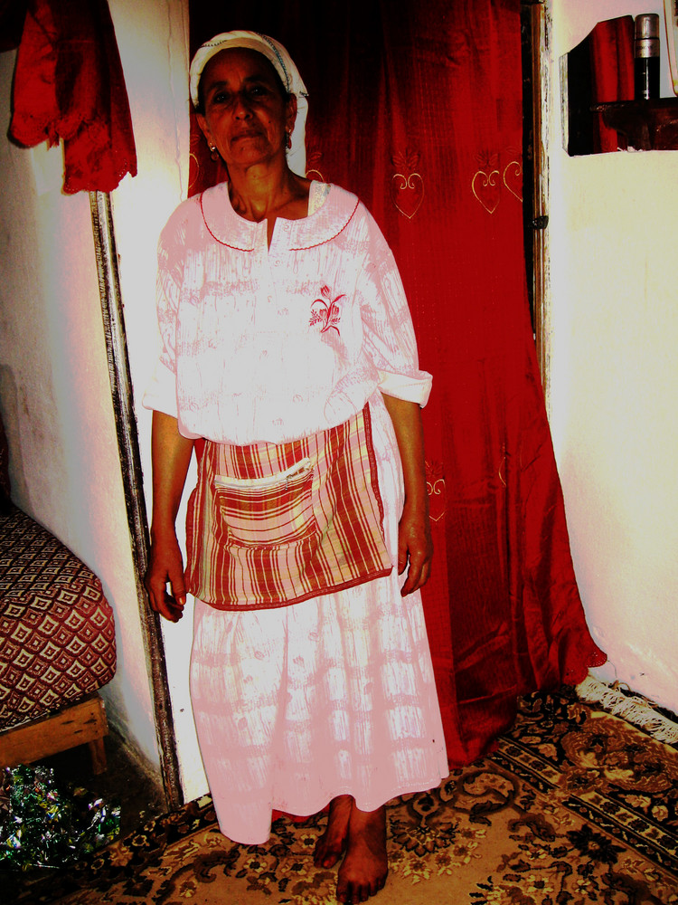 femme dans un ancien bidon ville de casablanca