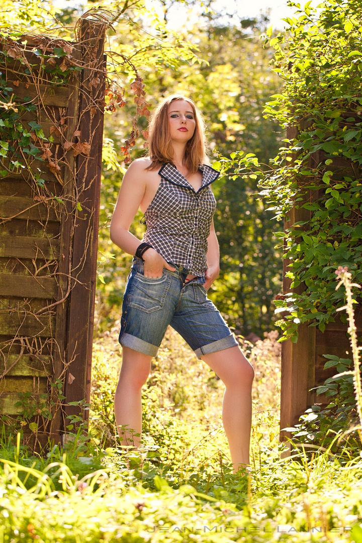 Femme dans un parc naturel