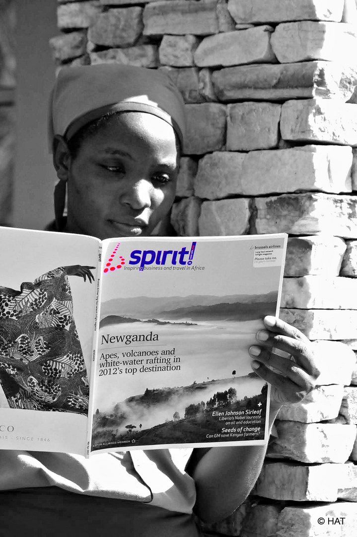 Femme de ménage lisant le magazine de Brussels Airlines: Spirit