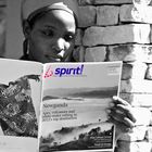 Femme de ménage lisant le magazine de Brussels Airlines: Spirit
