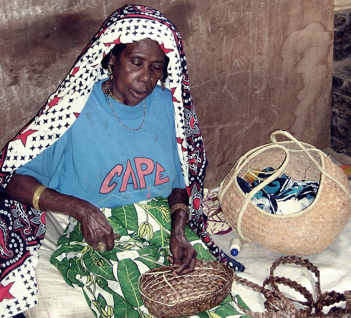 Femme de Sada qui tresse , Mayotte