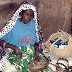 Femme de Sada qui tresse , Mayotte