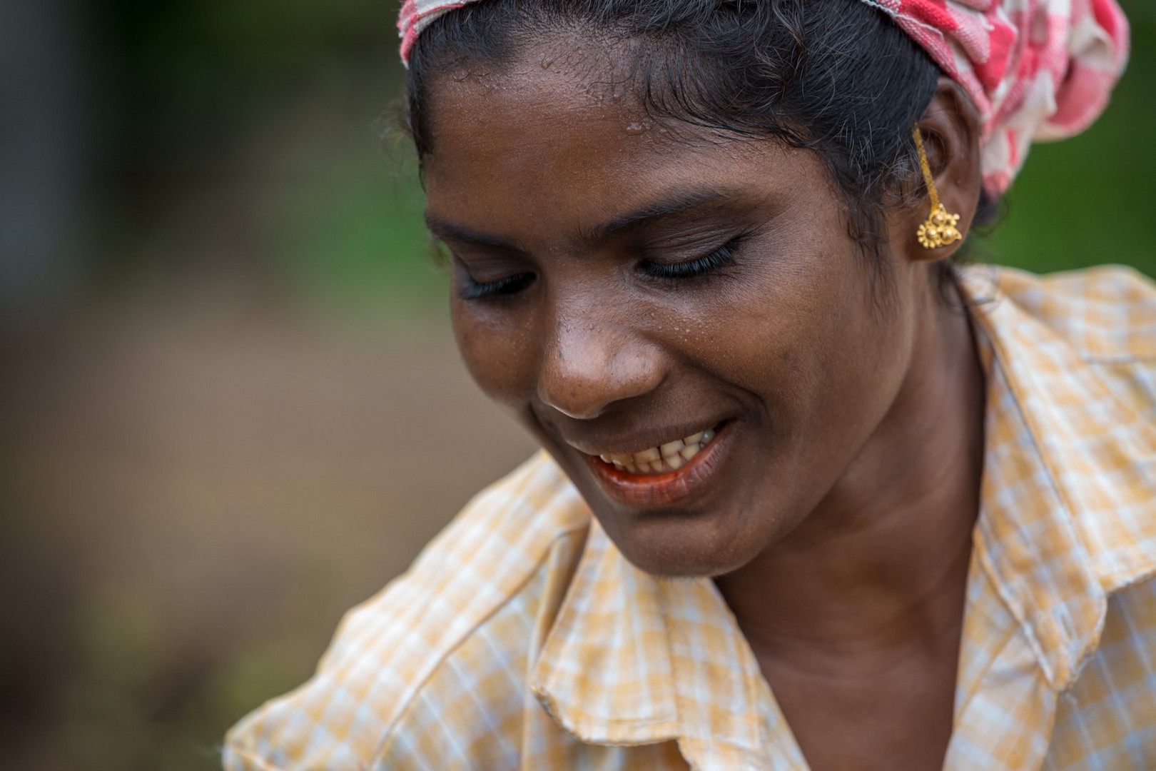 Femme de tribu indienne effectuant des travaux dans le cadre d'un programme gouvernemental