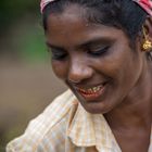 Femme de tribu indienne effectuant des travaux dans le cadre d'un programme gouvernemental