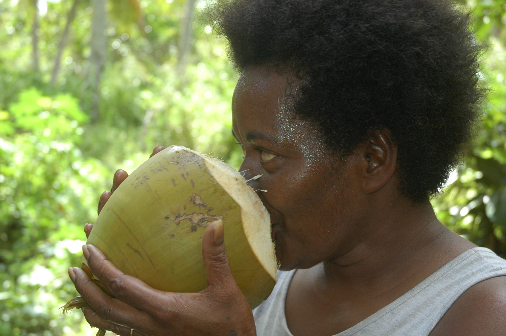 Femme indigène buvant coco