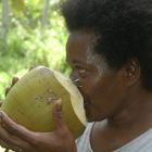 Femme indigène buvant coco