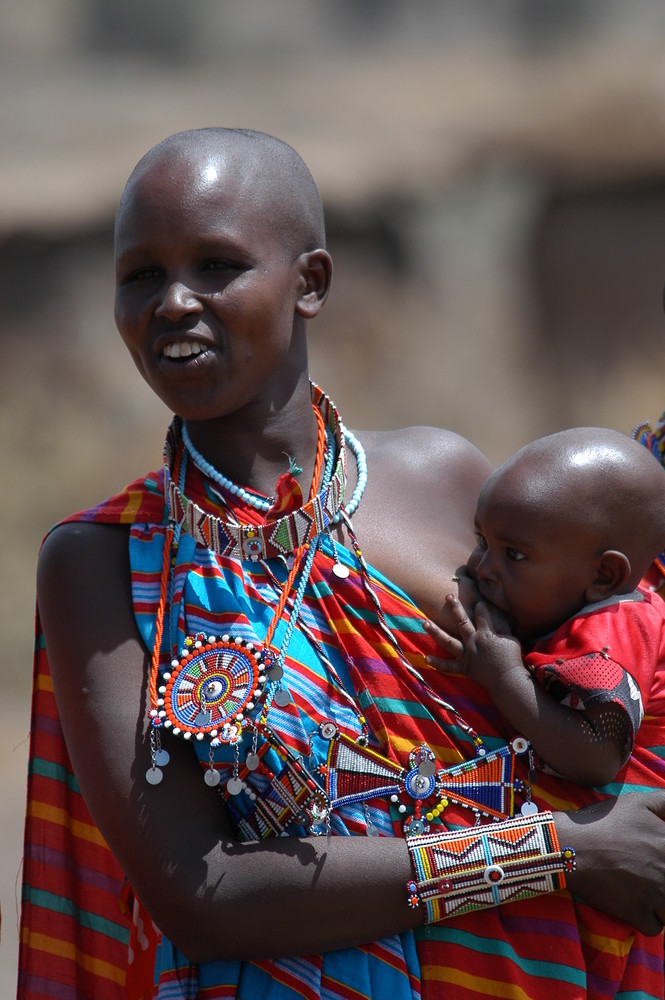 Femme Massaï et son enfant. (Kenya)