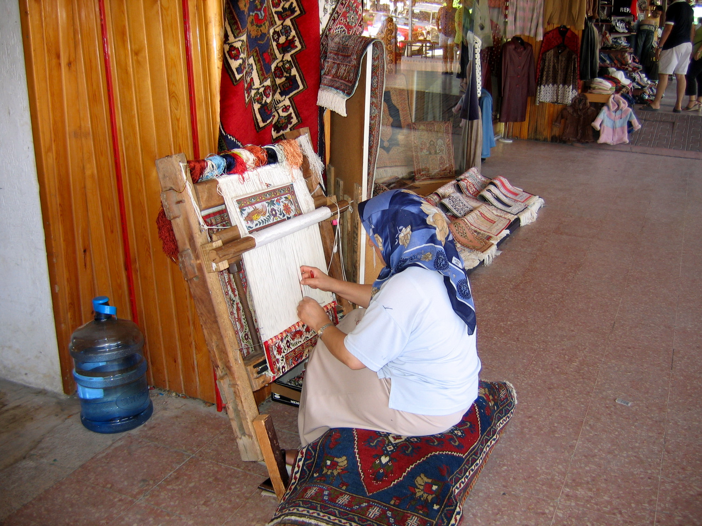 Femme tissant un tapis