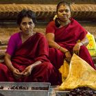 Femmes préparant les petites lampes à huile dans le temple de Meenakshi