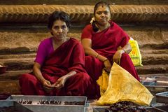 Femmes préparant les petites lampes à huile dans le temple de Meenakshi