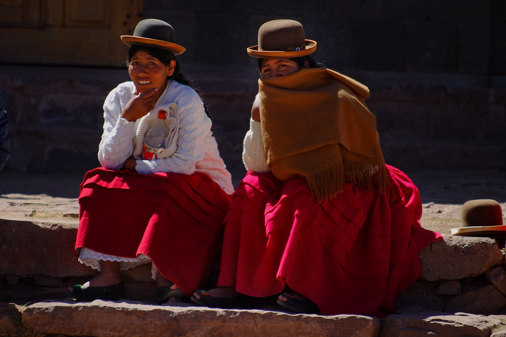 Femmes sur la Plaza de Armas, ile de Taquile, lac Titicaca, Pérou