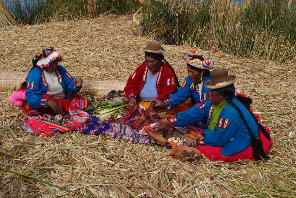 Femmes sur les Iles Uros, Lac Titicaca, Pérou