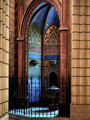Fenced baptismal font P5200634