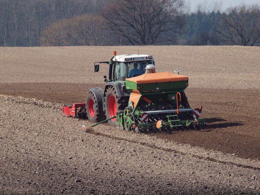 Fendt 818 Vario mit Frontpacker und Drillmaschine