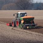 Fendt 818 Vario mit Frontpacker und Drillmaschine