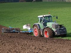 FENDT 926 aktiv mit Lemken Pflug und Wendepacker