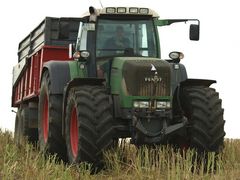 FENDT 930 Vario mit Möbius Kipper in der Rapsernte.