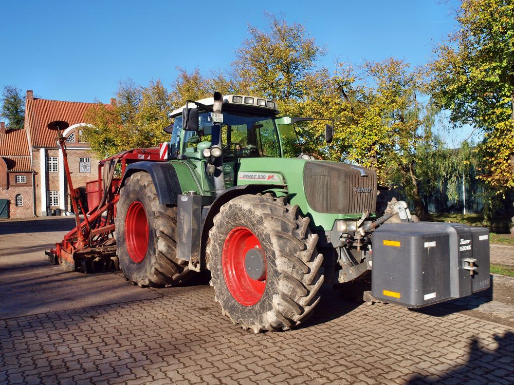 Fendt 930 Vario TMS mit 310 PS vor historischem Quarnbeker Torhaus von 1671