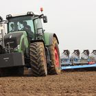 Fendt 933 Vario mit Lemken Diamant 11 (7 Scharig)