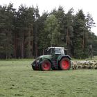 Fendt beim Gras wenden.