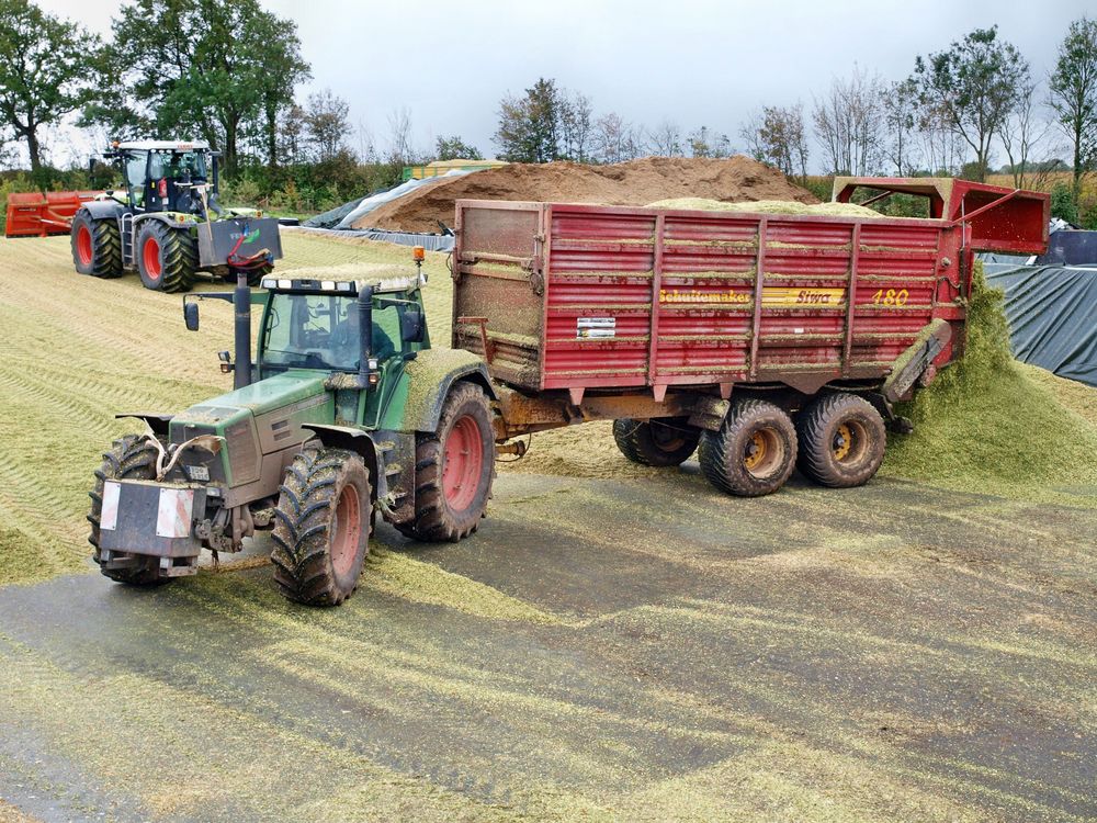 Fendt Favorit 818 Turbo mit Schuitemaker Ladewagen SIWA 180