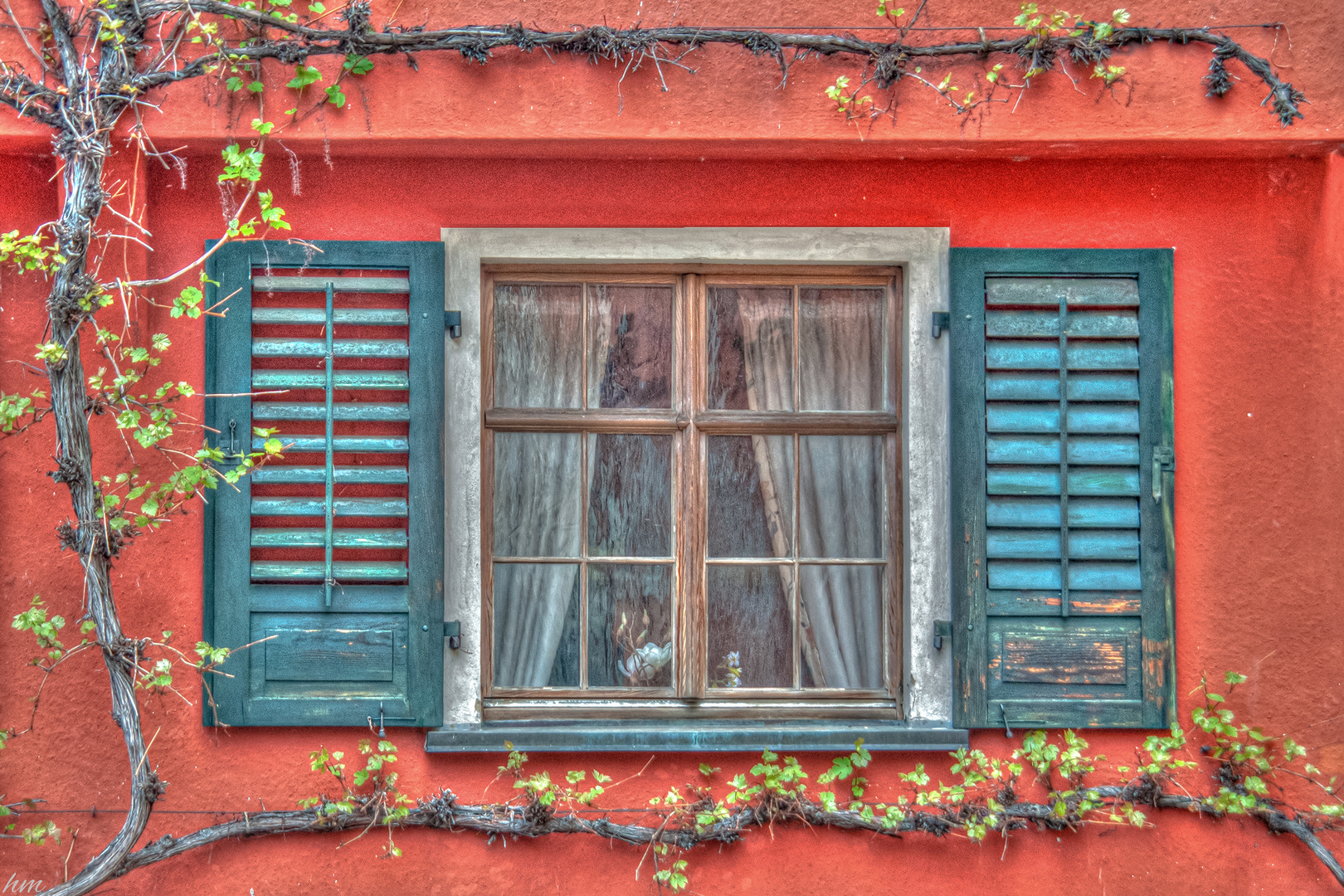 Fenster an der roten Wand