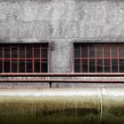 Fenster auf grauer Fassade