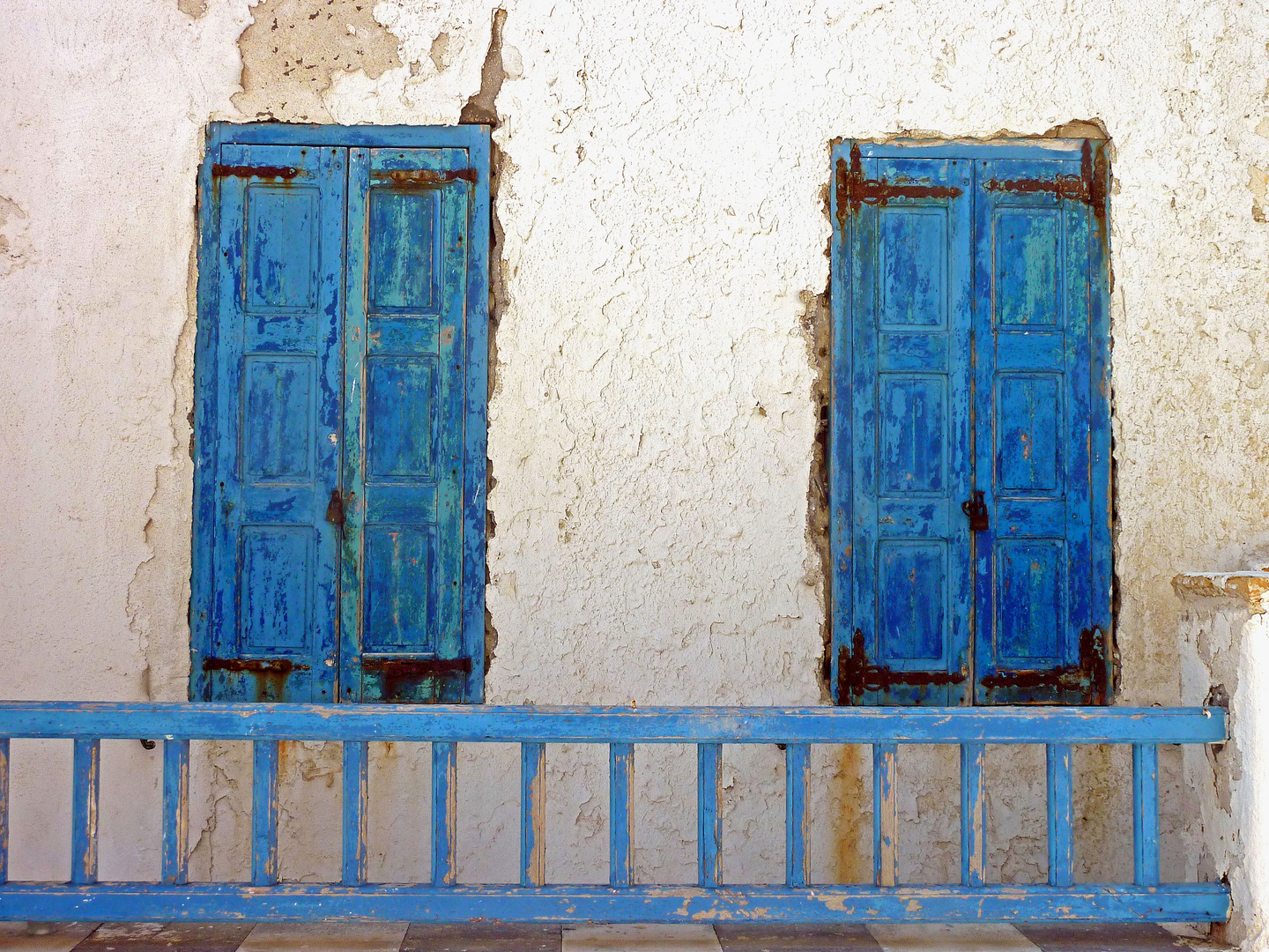 Fenster-blau-weiß