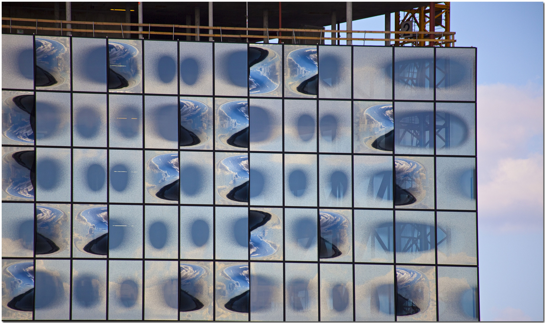 Fenster der Elbphilharmonie in Hamburg Foto &amp; Bild