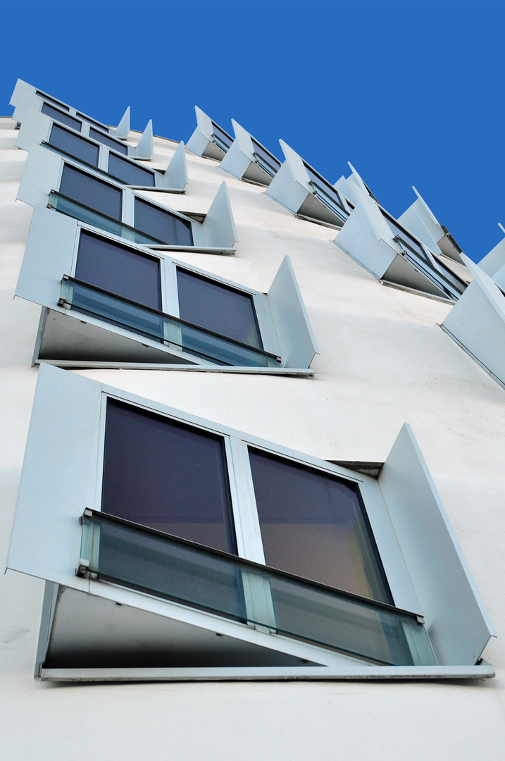 Fenster der Gehry Bauten in Düsseldorf