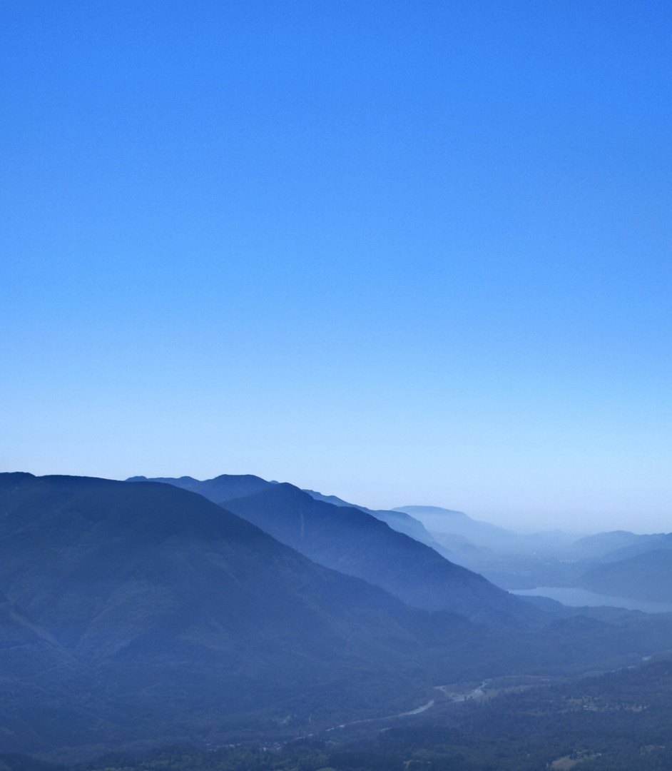 Fenster der Natur: Silhouette der Coast Mountains